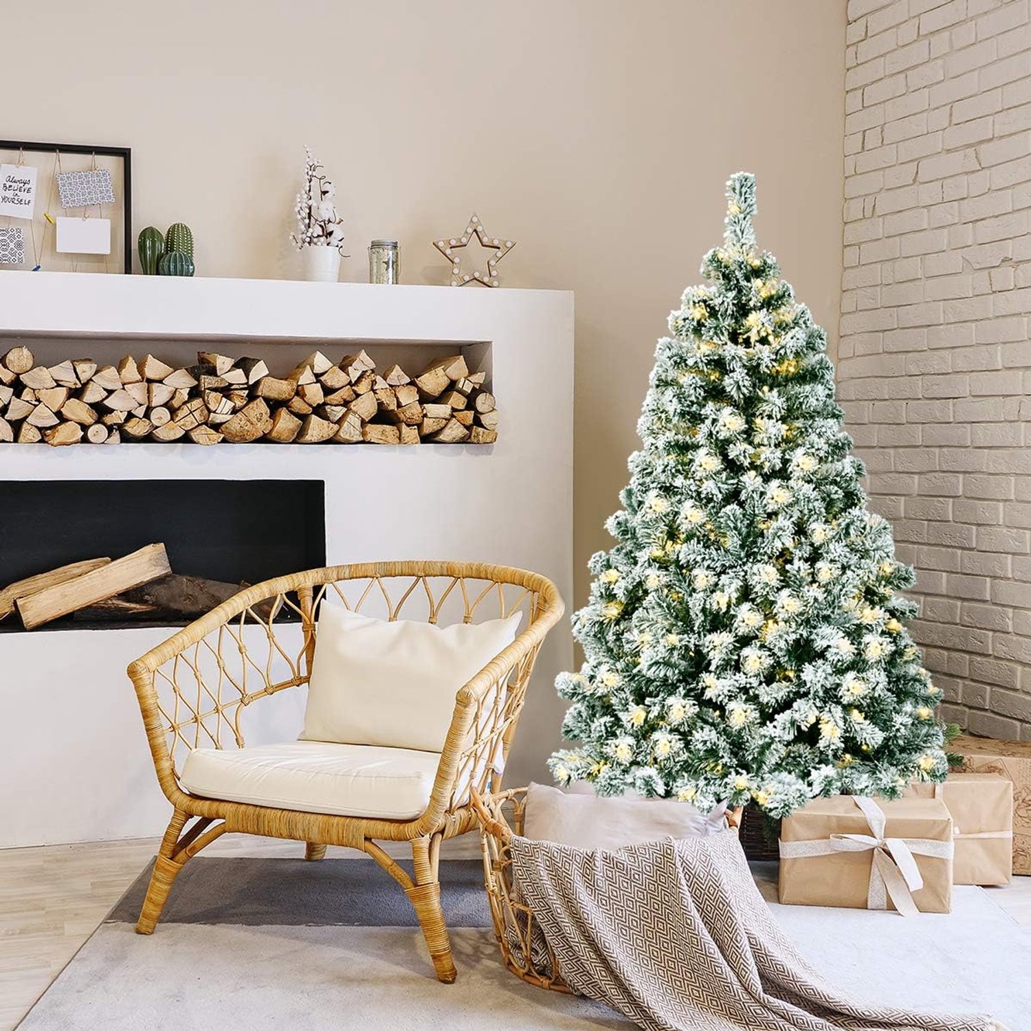 KOMFOTTEU Kunstkerstboom met leds, warmwit - kunstdennenboom wit met sneeuw - decoratieve boom voor Kerstmis, pvc-naalden en metalen standaard (135 cm) – foto 5