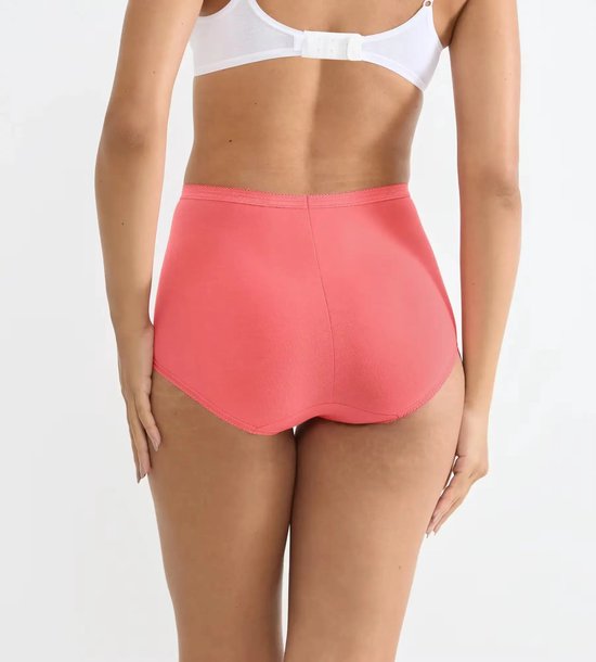 Achterkant van koraalkleurige maxi-slip, gedragen door een model.
