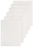 Een set van zes witte, vierkante hydrofiele luiers met een subtiele textuur.