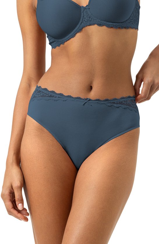 Model draagt blauwe American pants met kanten rand, gecombineerd met een bijpassende beha.