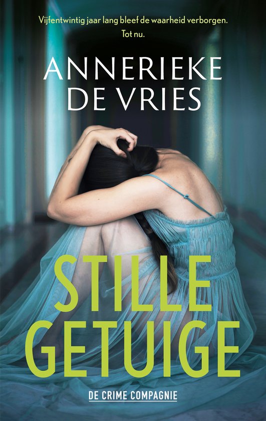 Boekomslag 'Stille getuige' door Annerieke de Vries. Vrouw in blauwe jurk zit in een donkere gang.