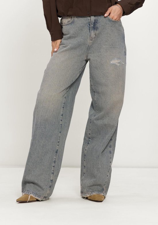 Lichtblauwe wijde jeans met een gescheurd detail op het bovenbeen en gerafelde zomen.