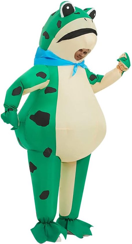 Groen opblaasbaar kikkerkostuum met zwarte vlekken, lichte buik en blauwe sjaal op een model.