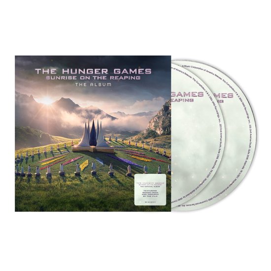 The Hunger Games: Sunrise on the Reaping albumhoes met twee cd's bij een berglandschap met een centraal podium en bloemen.