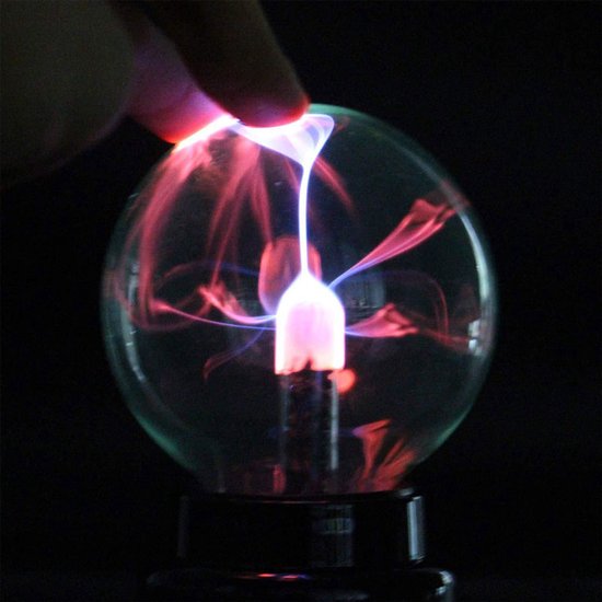 Vinger die de glazen bol van de plasma-lamp aanraakt, waardoor de lichtstralen zich naar het contactpunt verplaatsen.