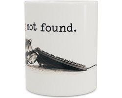 Mok met wasbeer onder toetsenbord en IT quote Bug not found Grappige developer beker voor software tester QA engineer en programmeur