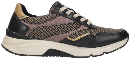 Zwarte sneaker met beige veters, beige en gouden accenten, en een beige zool.
