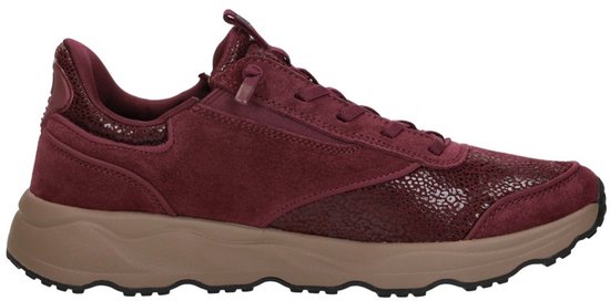 Bordeauxrode sneaker met luipaardprint, rits en taupekleurige zool, van de zijkant gezien.
