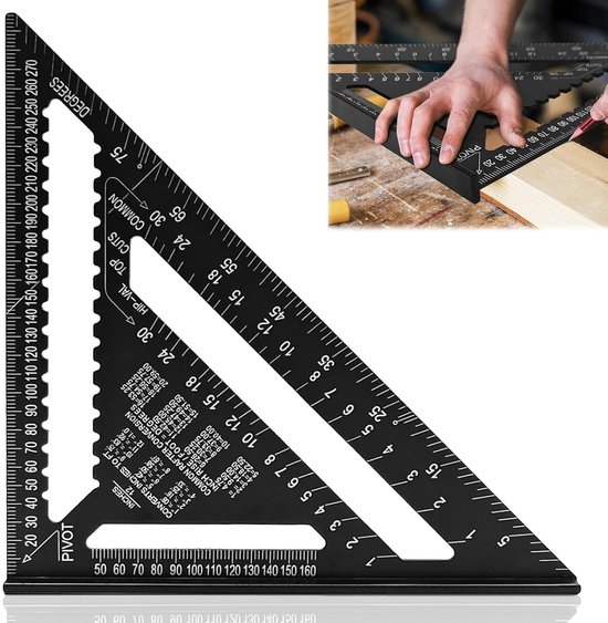Zwarte 45-graden ruit met metrische en inch-markeringen, met een hand die op een houten plank tekent.