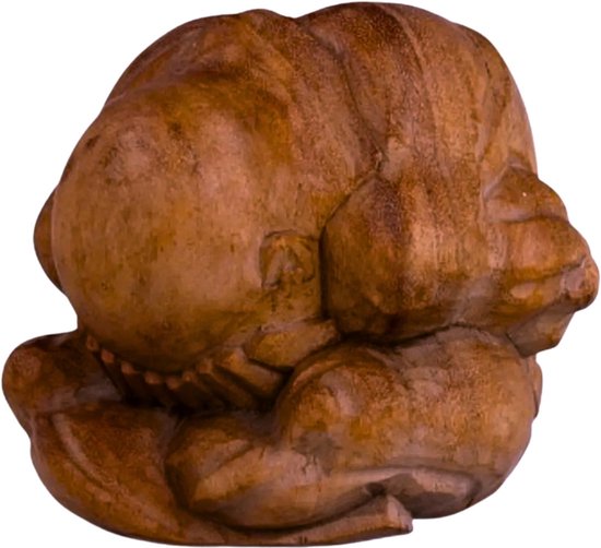 Houten beeldje van een figuur in yogahouding, in elkaar gedoken met het gezicht naar beneden, met zichtbare houtnerf.