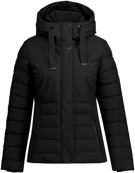 Zwarte winterjas met capuchon, van voren gezien. Twee verticale naden op de borst en horizontale banen op het onderlichaam en de mouwen.