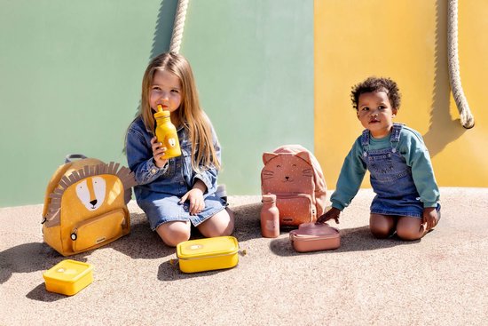Twee kinderen met Trixie rugzakken, drinkflessen en snackdoosjes in de vorm van dieren in geel en roze tinten.