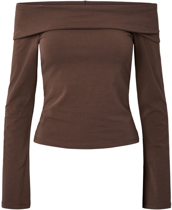 Bruine top met lange mouwen en off-shoulder halslijn.