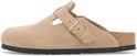 Beige suède Birkenstock Boston klomp met een verstelbare metalen gesp, kurken voetbedrand en zwarte profielzool.