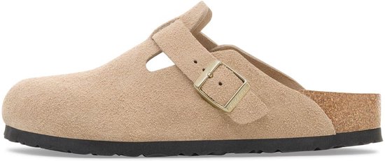 Beige suède Birkenstock Boston klomp met een verstelbare metalen gesp, kurken voetbedrand en zwarte profielzool.