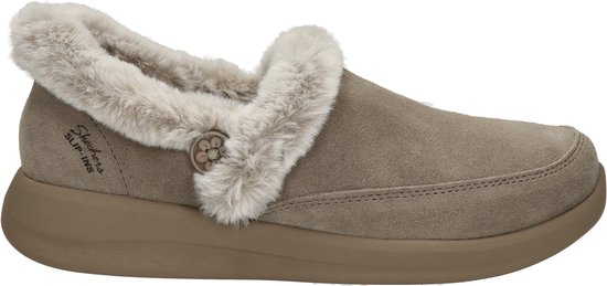 Taupe suède pantoffel met beige imitatiebont en knoopdetail, zijaanzicht.