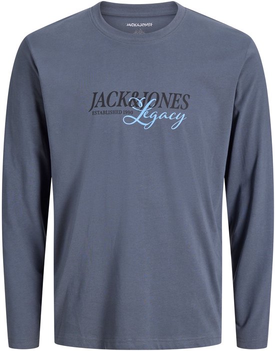 Blauwgrijs t-shirt met lange mouwen en de tekst 'JACK & JONES Legacy' in donkerblauw en lichtblauw op de borst.