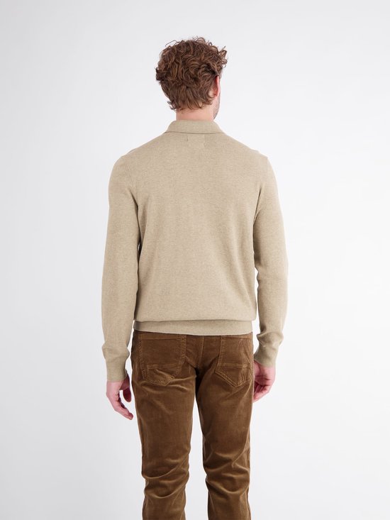 Achterkant van het model dat een beige gebreide Lerros polotrui draagt met een bruine corduroy broek.