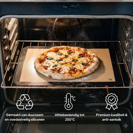 Bespuit een bakmat met een pizza in een oven. Hittebestendig tot 250 graden en gemaakt van duurzaam, voedselveilig siliconen.