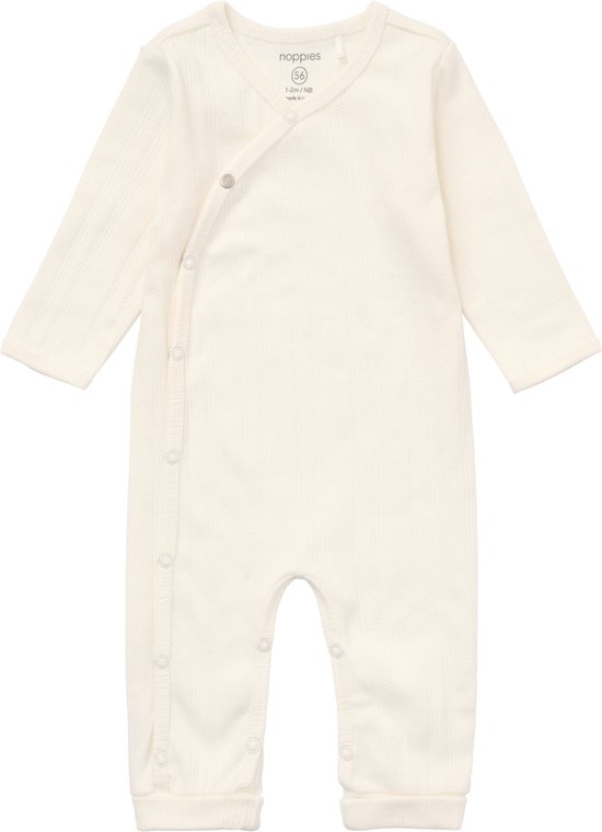 Off-white babyboxpakje van Noppies met drukknopen aan de zijkant en een fijne verticale ribbelstructuur.