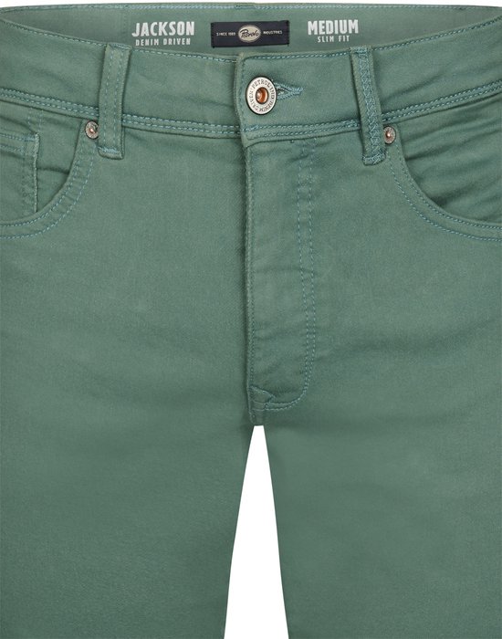 Groene slim fit spijkerbroek met knoopsluiting, voorzien van label met 'Jackson' en 'Medium' teksten.