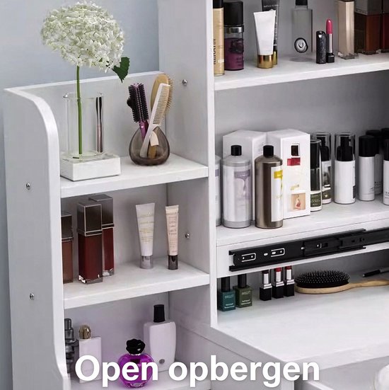 Witte kaptafel met open opbergplanken en diverse cosmetica-artikelen.
