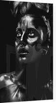 Vrouw in het donker - Foto op Plexiglas - 40 x 60 cm