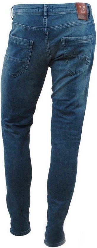 Achterkant van een slim fit spijkerbroek met een blauwe denim wassing.