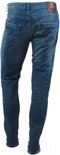 Achterkant van een slim fit spijkerbroek met een blauwe denim wassing.