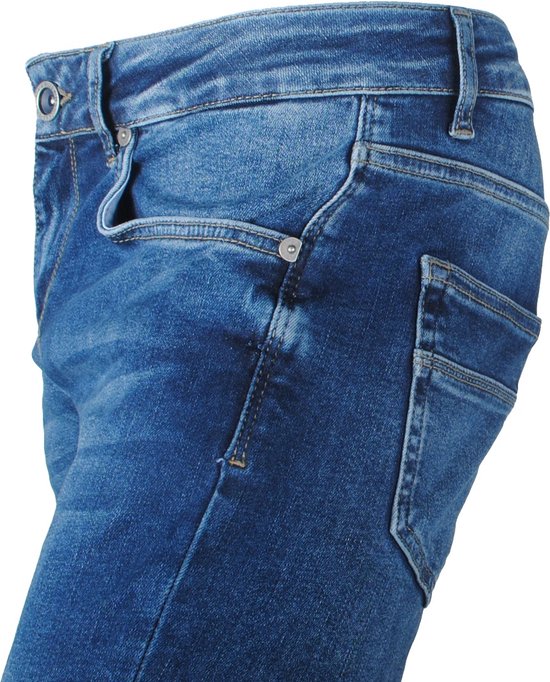 Gedetailleerde voorkant van een donkerblauwe jeans met stone washed effect en merkopdruk 'CARS JEANS'.