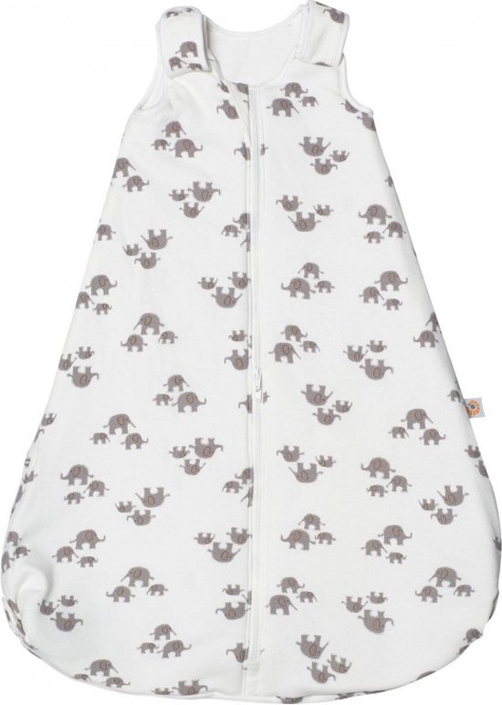 Witte babyslaapzak met een grijze olifantenprint, ritssluiting middenvoor.