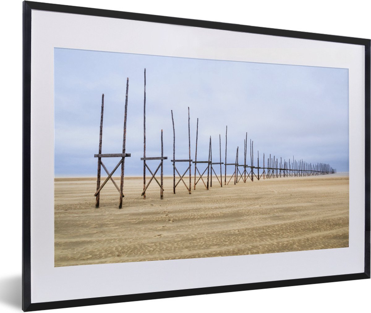 Poster in lijst - Fotolijst 60x40 cm - Posters - Palen op het strand van Vlieland - Poster