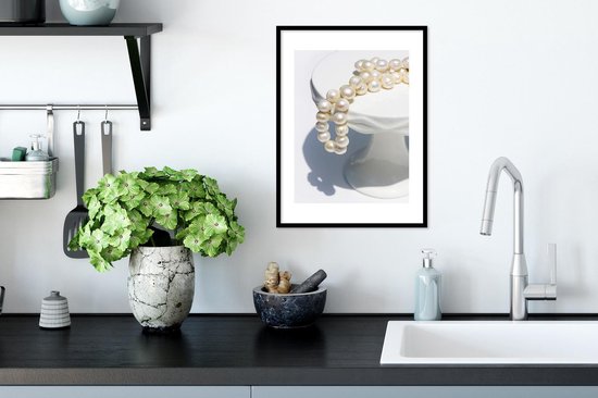 Collier de perles sur socle blanc