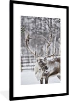 Fotolijst incl. Poster - Een rendier in een veld met sneeuw - 80x120 cm - Posterlijst - Kerstmis Decoratie - Kerstversiering - Kerstdecoratie Woonkamer - Kerstversiering - Kerstdecoratie voor binnen - Kerstmis