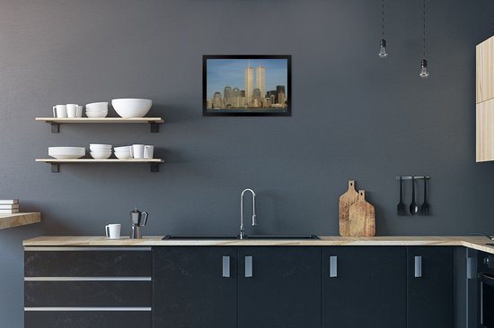 Poster in lijst - Fotolijst 30x20 cm - Posters - In het midden het het World trade center onder een helderblauwe lucht - Posterlijst zwart - Decoratie - Wanddecoratie woonkamer - Muurdecoratie slaapkamer