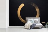Behang - Fotobehang Gouden cirkel op een zwarte achtergrond - Breedte 450 cm x hoogte 300 cm