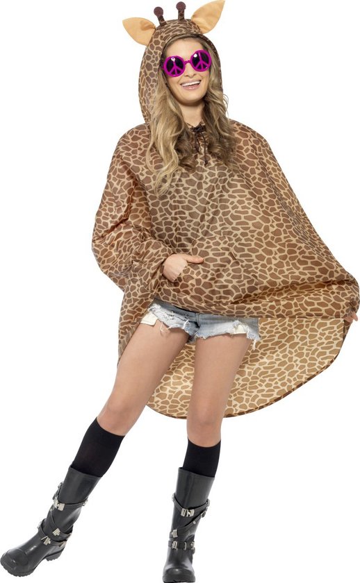 Vrouw met giraffeponcho, gekleurde bril en denim short.