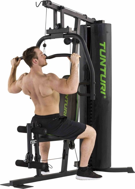 Man traint rug met de lat pulley van een Tunturi krachtstation.
