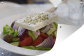 Gros plan d'une salade grecque sur une assiette blanche affiche de jardin 180x120 cm - Toile de jardin / Toile d'extérieur / Peintures d'extérieur (décoration de jardin) XXL / Groot format!