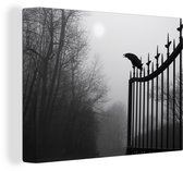Un corbeau est assis au sommet d'une clôture en fer noir en noir et blanc 40x30 cm - petit - Tirage photo sur toile (Décoration murale salon / chambre)
