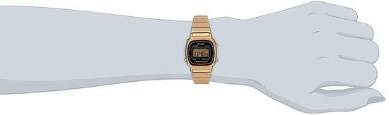 Goudkleurig Casio dameshorloge met digitaal display gedragen op een pols.