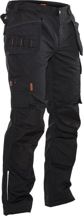 Zwarte werkbroek met verstevigde knieën, diverse zakken en reflecterende details.