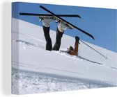 Canvas Schilderij Een skiër is bedolven onder de sneeuw - 30x20 cm - Wanddecoratie