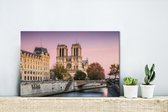 Canvas Schilderij Paarse lucht over de Notre Dame in Parijs - 30x20 cm - Wanddecoratie