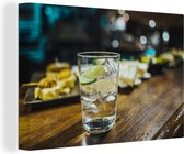 Un verre de gin tonic sur un bar en bois Toile 60x40 cm - Tirage photo sur toile (Décoration murale salon / chambre)