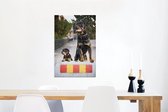 Canvas Schilderij Rottweiler-puppy naast een volwassen rottweiler - 60x90 cm - Wanddecoratie