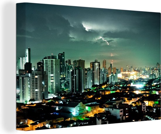 Canvas Schilderij Blauwgroene lucht in een stormachtige nacht over het Braziliaanse São Paulo - 60x40 cm - Wanddecoratie