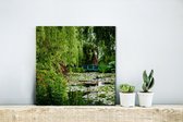 Canvas Schilderij Japanse groene brug op een zomerdag in Monet's tuin in Frankrijk - 20x20 cm - Wanddecoratie
