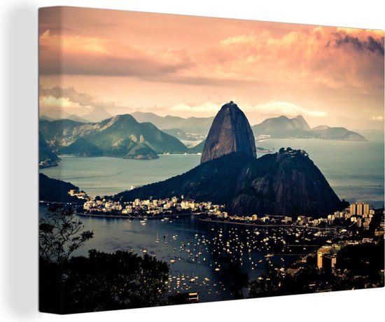 Canvas Schilderij Luchtfoto Suikerbroodberg in Brazilië. - 120x80 cm - Wanddecoratie