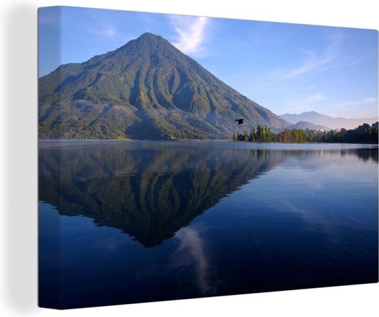 Vulkaan San Pedro reflecteert in het meer van Atitlán in Noord-Amerika Canvas 60x40 cm - Foto print op Canvas schilderij (Wanddecoratie woonkamer / slaapkamer)